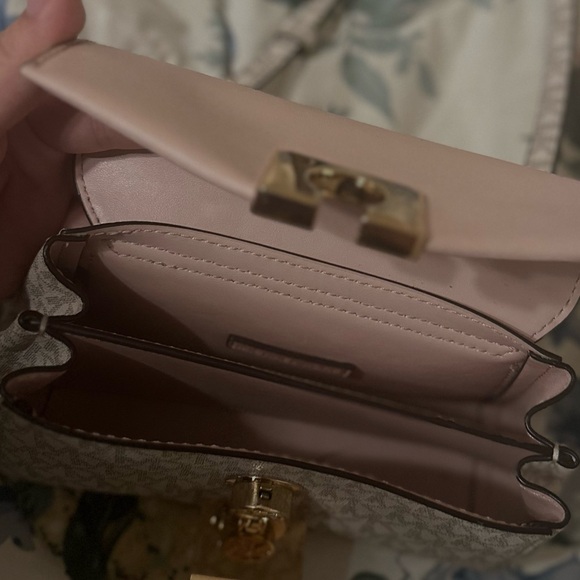 𝒫𝒾𝓃𝓀 𝒶𝓃𝒹 𝑔𝓇ℯ𝓎 𝒸𝓇ℴ𝓈𝓈𝒷ℴ𝒹𝓎 𝒷𝒶𝑔 - Picture 4 of 5